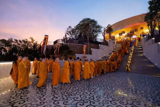 The ceremony draws more than 450 monks, monastics, and Buddhist devotees (Photo: Sun Group)