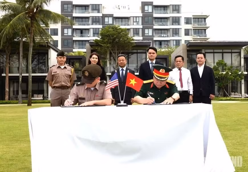 The signing ceremony of the minutes for the 172nd repatriation of US serviceman’s remains. (Photo: qdnd.vn)