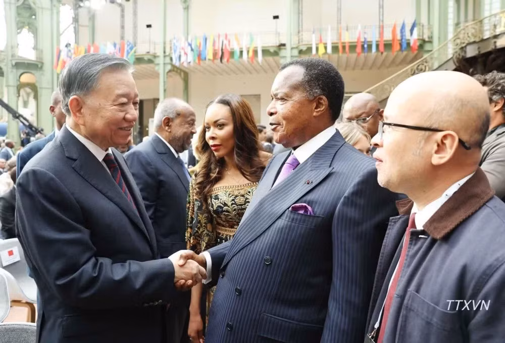 General Secretary of the Communist Party of Viet Nam (CPV) Central Committee and President To Lam (left ) meets Congolese President Denis Sassou N’Guesso (centre) on the sidelines of the International Space Summit in Paris, France (Photo: VNA)