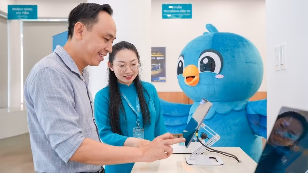 ABBANK accelerates the digitalisation of its transaction operations. (Photo: DINH HUONG)