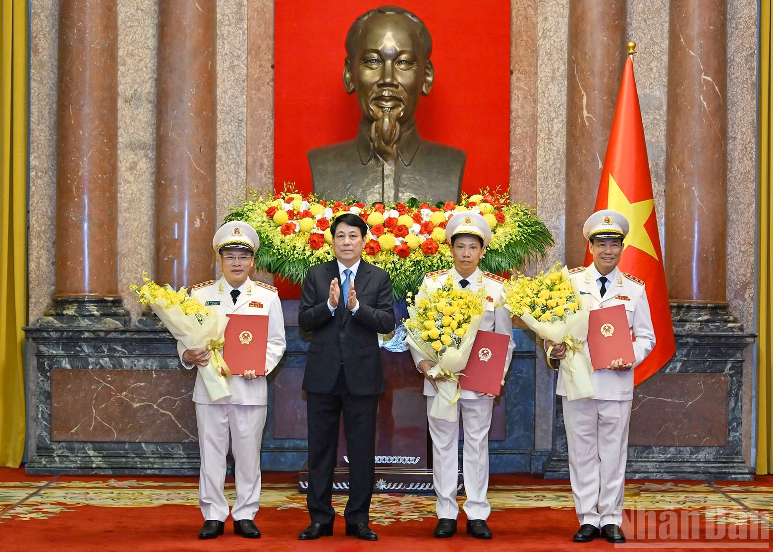 President Luong Cuong presents the decision on promotion to Senior Lieutenant General to Le Tan Toi, Le Van Tuyen, and Nguyen Van Long.