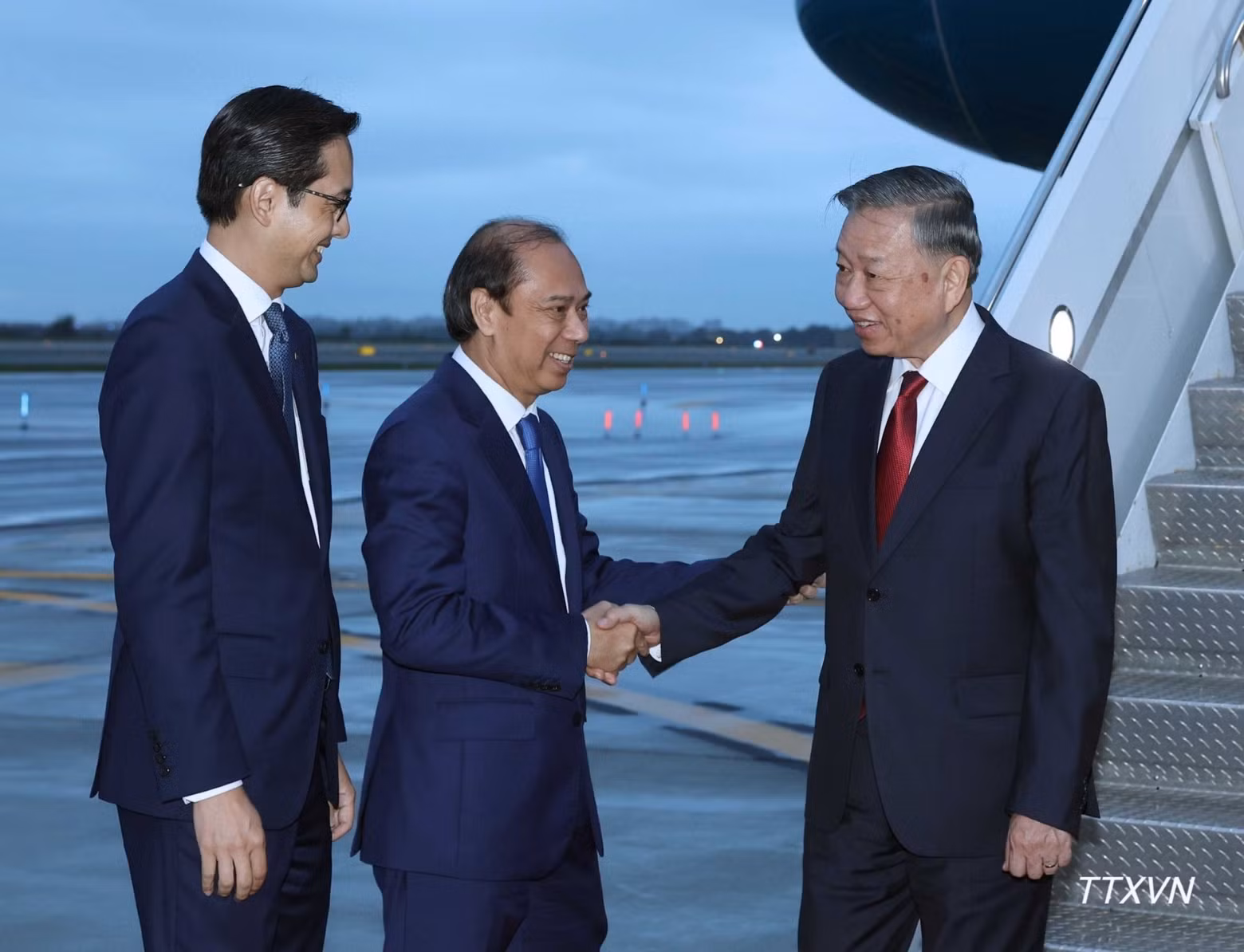 Vietnamese Ambassador to the US Nguyen Quoc Dung and Ambassador Do Hung Viet, Permanent Representative of Viet Nam to the United Nations (UN), welcome Party General Secretary and State President To Lam at John F. Kennedy International Airport in New York. (Photo: Thong Nhat/VNA)