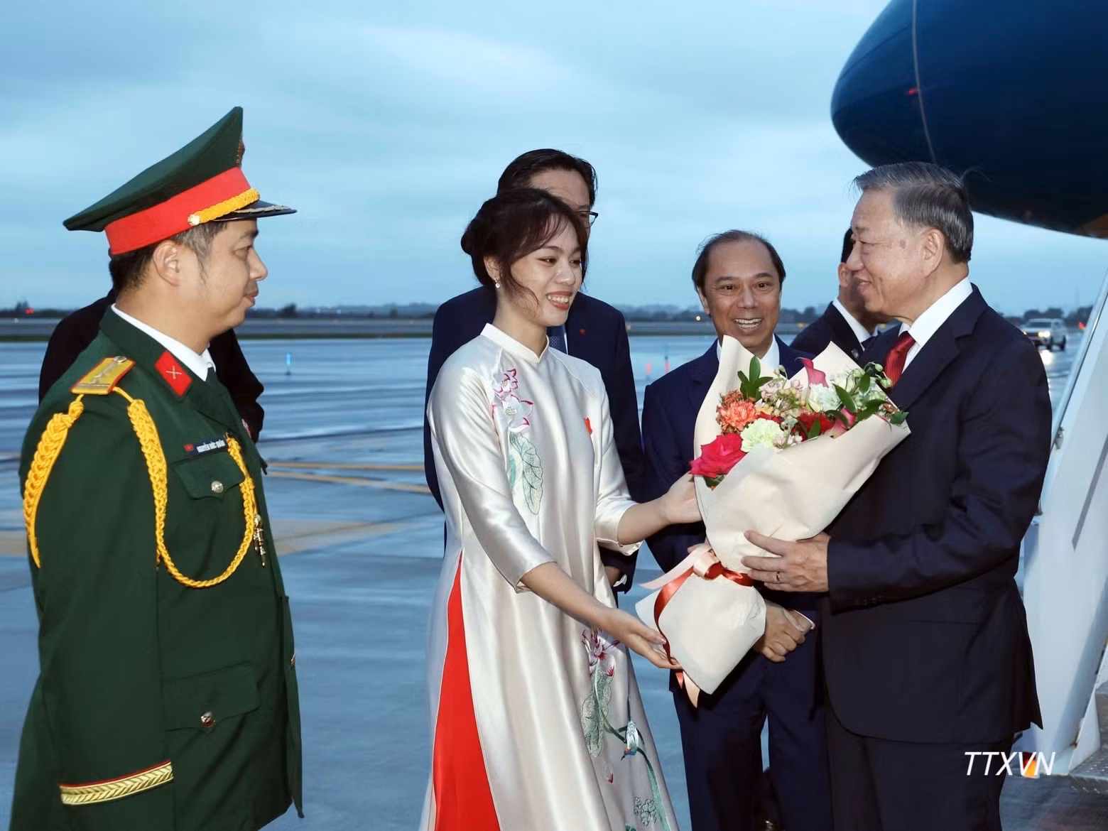 Party General Secretary and State President To Lam arrives in New York to attend the High-level Debate of the UNGA 81 and conduct bilateral activities in the US. (Photo: Thong Nhat/VNA)