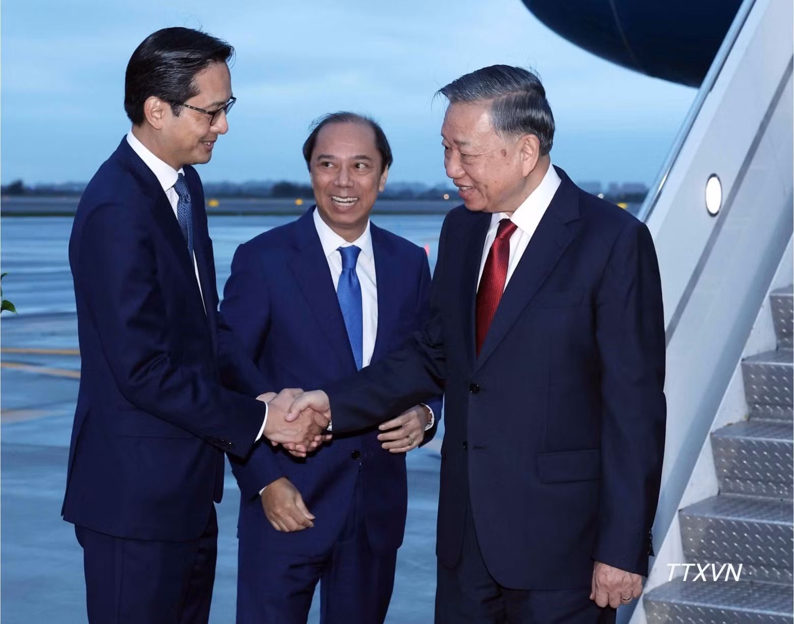 Vietnamese Ambassador to the US Nguyen Quoc Dung and Ambassador Do Hung Viet, Permanent Representative of Viet Nam to the UN, welcome Party General Secretary and State President To Lam at John F. Kennedy International Airport in New York. (Photo: Thong Nhat/VNA)