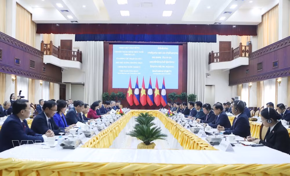 The talks between Standing Deputy Prime Minister Pham Gia Tuc and his Lao counterpart Saleumxay Kommasith in Vientiane on September 21, 2026. (Photo: VNA)