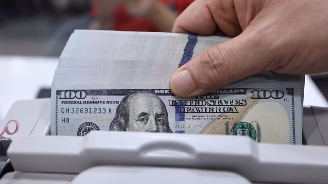 Money transfers through economic organisations to Ho Chi Minh City in the third quarter reach over 2.2 billion USD, accounting for 77.7% of total remittances. (Photo: THE ANH)