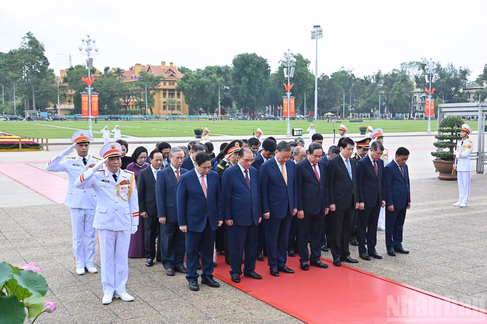 Party and State leaders and former leaders respectfully commemorate the immense contributions of President Ho Chi Minh.