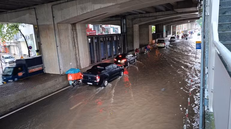 Severe flooding on Cau Giay Street. (Photo: Van Thinh)
