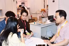 Visitors explore products at the event. (Photo: T.M)