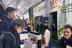 Visitors explore booths featuring innovative startups at the 2025 Innovative Startup Festival (TECHFEST). (Photo: Ha Linh)