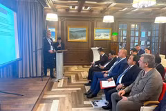 An overview of a meeting between Politburo member and Secretary of the Ha Noi Party Committee Tran Duc Thang and representatives of Saint Petersburg businesses. (Photo: VNA)