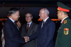 Canadian government officials and staff from the Embassy of Viet Nam welcome General Secretary and President To Lam at Ottawa Macdonald-Cartier International Airport. (Photo: VNA)