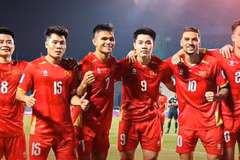Vietnamese players celebrate with Dinh Bac. (Photo: VFF)