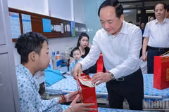 Trinh Van Quyet, Head of the Party Central Committee’s Commission for Publicity, visits, encourages, and presents gifts to paediatric patients undergoing treatment at Ha Noi Children’s Hospital. (Photo: Bao Long)