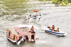 Hue conducts disaster rescue drills utilise a range of support equipment and vehicles. (Photo: Duong Quang Tien)