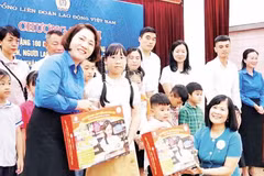 Leaders of the Viet Nam General Confederation of Labour present gifts to the children of workers in the Viet Nam Coal and Mineral sector during the 2026 Action Month for Children. (Photo: PHUONG CHI)