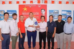 Vu Mai Hoang, Director of the Technology Department and Vice Chairman of the Nhan Dan Newspaper Journalists’ Association (fourth from the right), presents a commemorative gift to a representative of L’Humanité Newspaper.