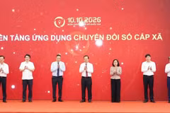 Deputy Minister of Science and Technology Pham Duc Long and other delegates perform the ceremonial button-press to launch a digital transformation application platform for the commune level. (Photo: Ministry of Science and Technology)