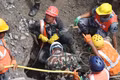 Rescue workers rescue trapped workers inside the Trishul 3A hydropower tunnel following flash floods in Rasuwa district, Nepal, on September 4 (Photo: XINHUA/VNA)