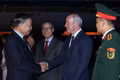 Officials of the Canadian Government and officials and staff of the Vietnamese Embassy in Canada welcome General Secretary and President To Lam at Ottawa Macdonald-Cartier International Airport. (Photo: VNA)