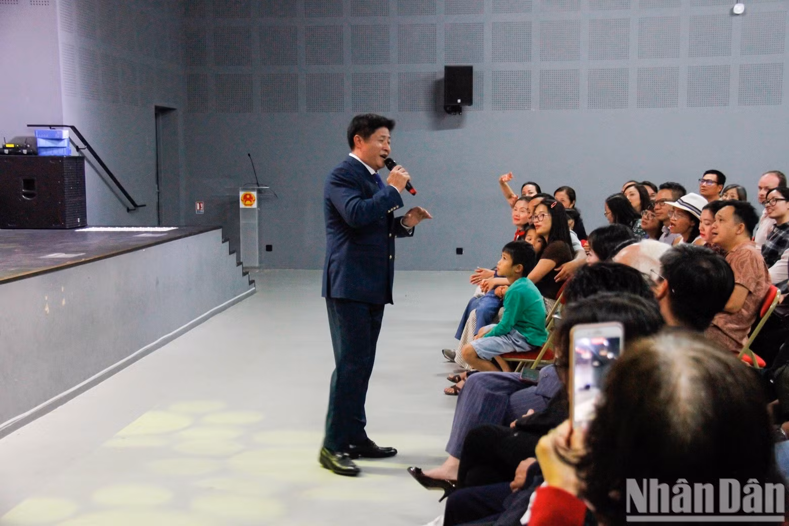 The audience sing along with Meritorious Artist Truong Bac during a performance at the programme.