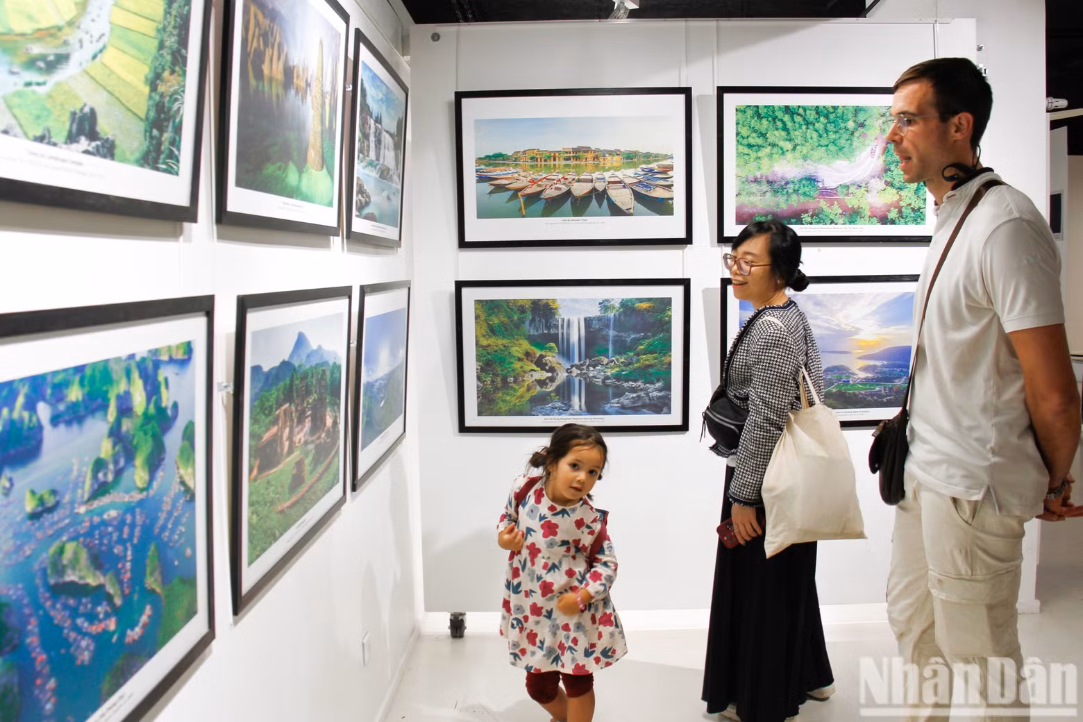 Many overseas Vietnamese families bring their children to participate in Vietnamese cultural activities.