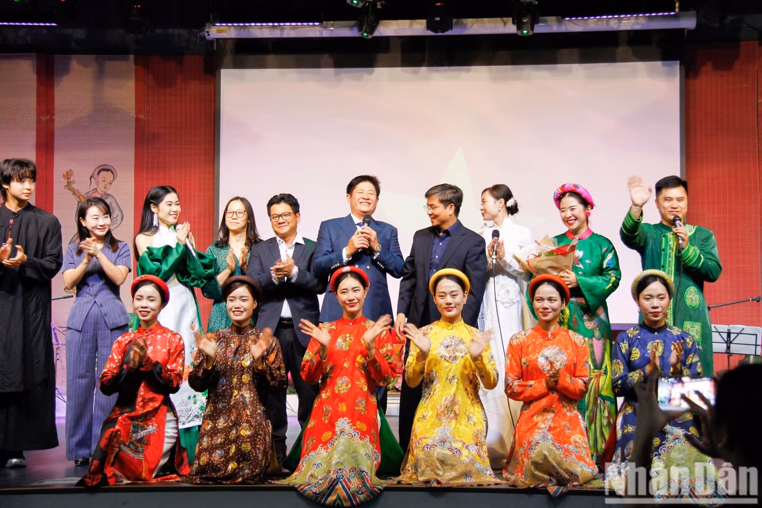 Artists from the Viet Nam National Arts Theatre and the audience sing together the victorious song “Nhu co Bac trong ngay dai thang” (As If Uncle Ho Were Here on the Day of Great Victory).