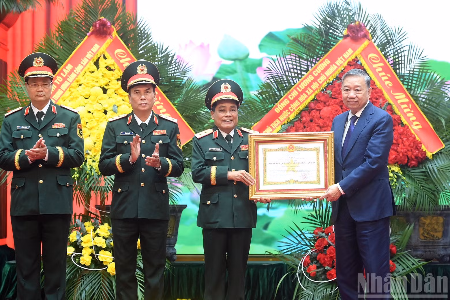 Party General Secretary To Lam presents the title of Hero of the People’s Armed Forces to the General Department of Logistics - Technical Services under the Ministry of National Defence.