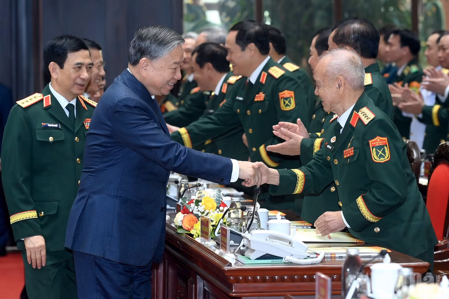 Party General Secretary To Lam with current and former leaders of the Ministry of National Defence and delegates.