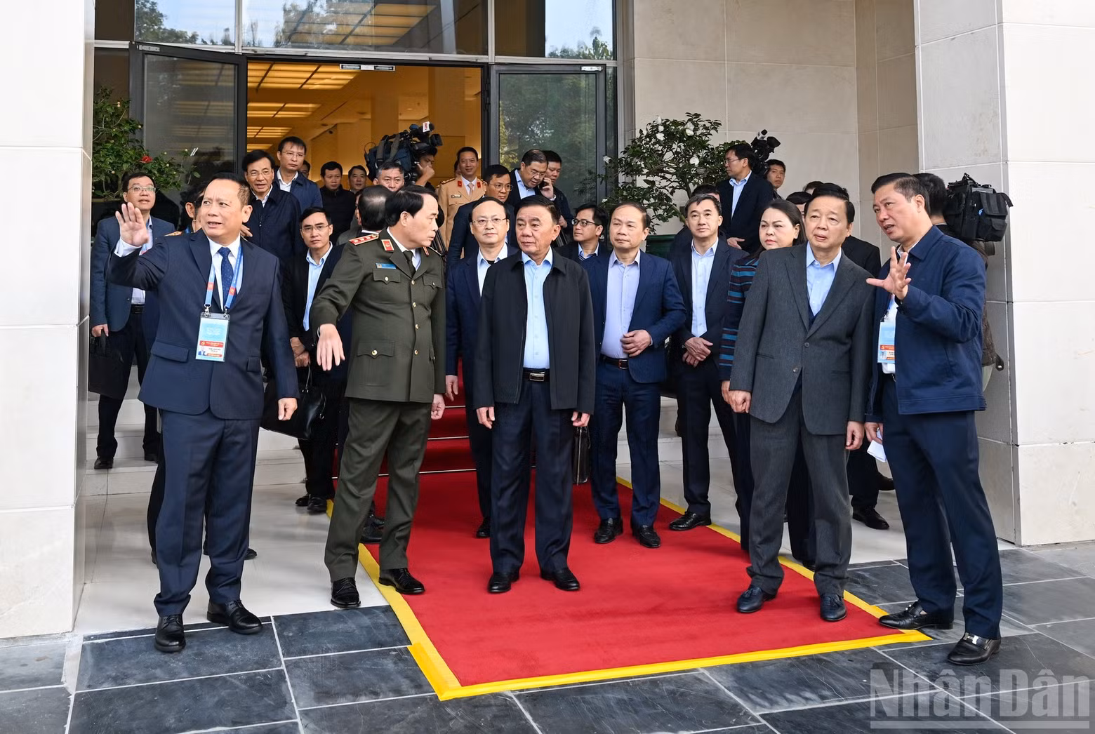 Leaders of the Guard Command report to Party and State leaders at the preliminary rehearsal on the morning of January 13.