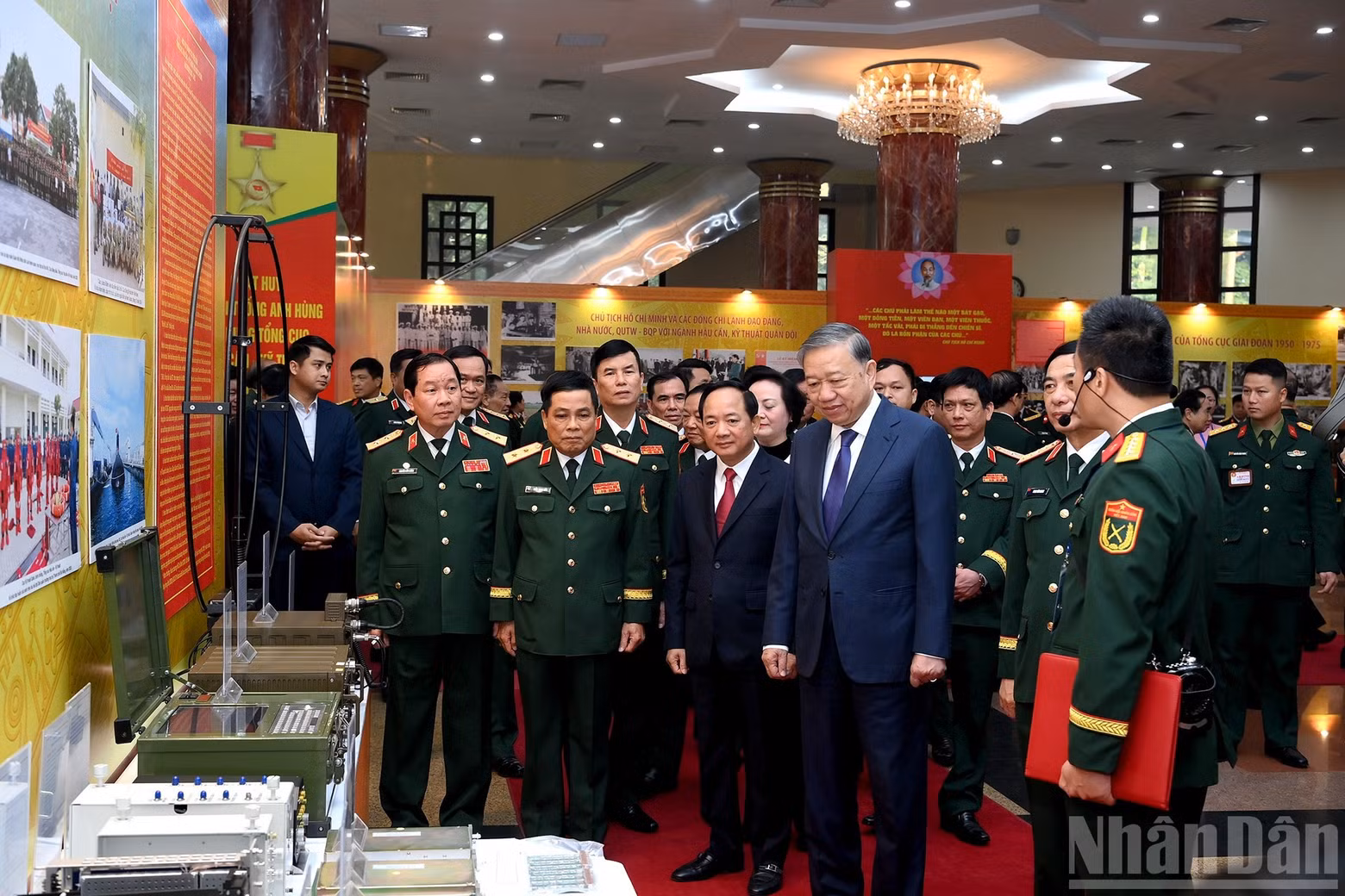 Party General Secretary To Lam and delegates visit an exhibition showcasing achievements of the General Department of Logistics - Technical Services.