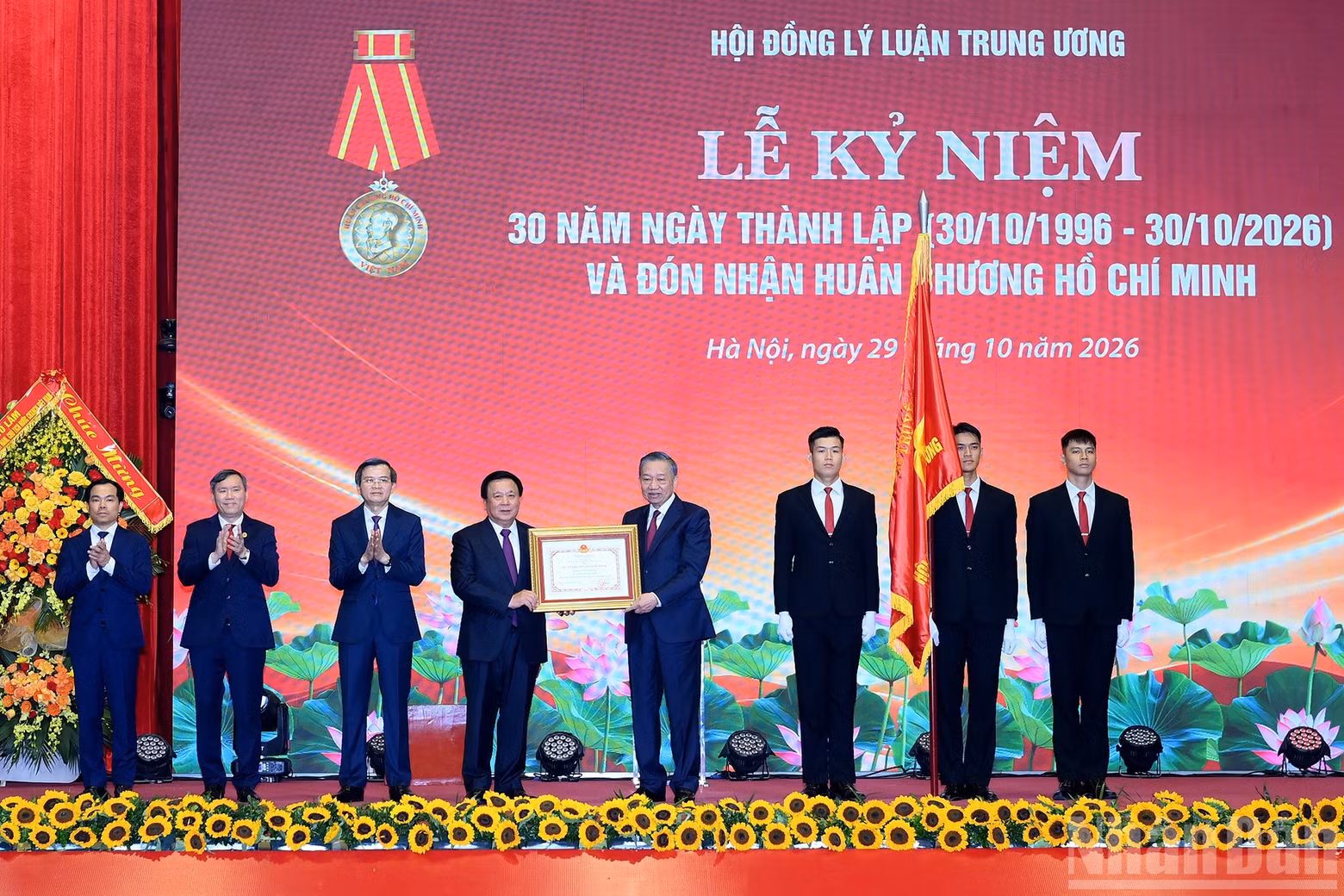 General Secretary and President To Lam presents the Ho Chi Minh Order to the Central Council for Theoretical Studies.