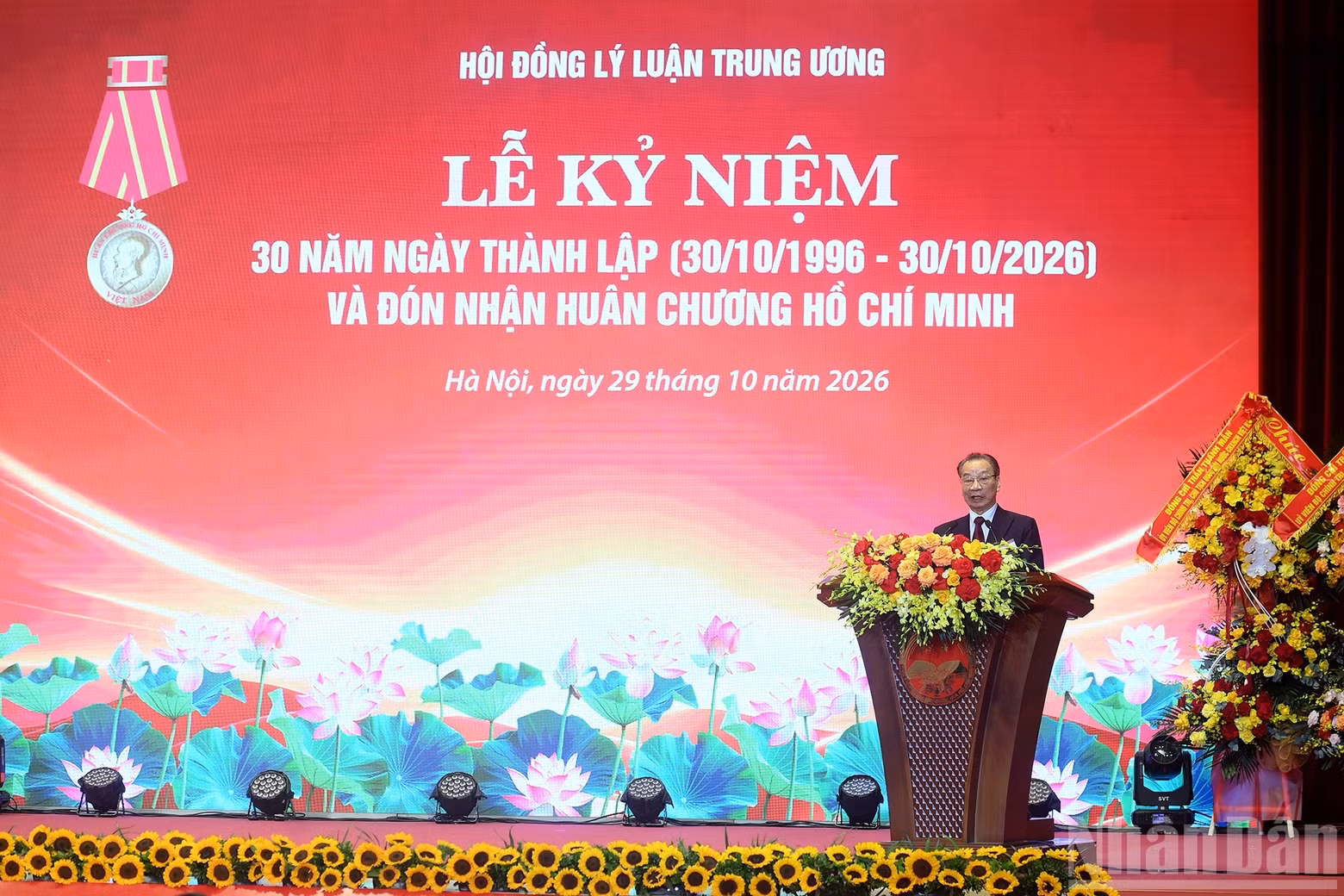 Prof. Dr. Phung Huu Phu, former Party Central Committee member and former Standing Vice President of the Central Council for Theoretical Studies, addresses the ceremony.