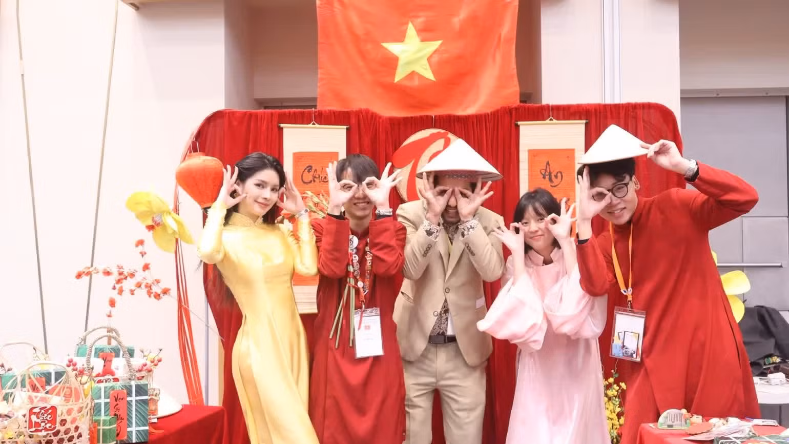 annie-quynh-anh-tech-lady-ngoai-cung-ben-trai-tai-khong-gian-trung-bay-van-hoa-truyen-thong-viet-nam-trong-mot-trien-lam-tai-nhat-ban-2833jpg.jpg