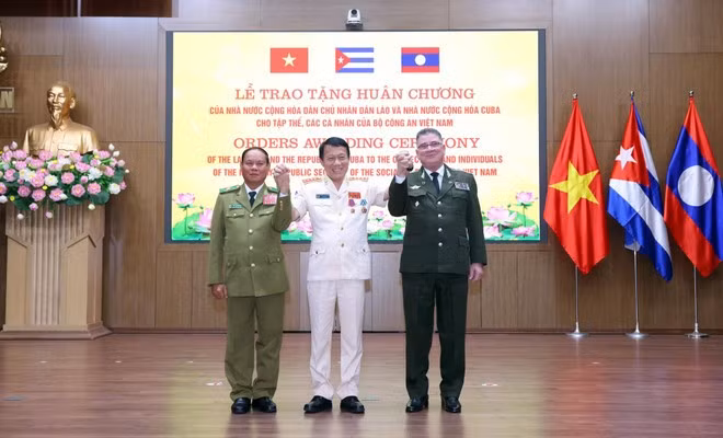 170825-trao-hc-tai-lao-cuba.jpg
