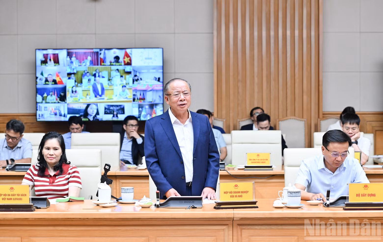 President of the Viet Nam Association of Small and Medium Enterprises Nguyen Van Than delivers a speech.