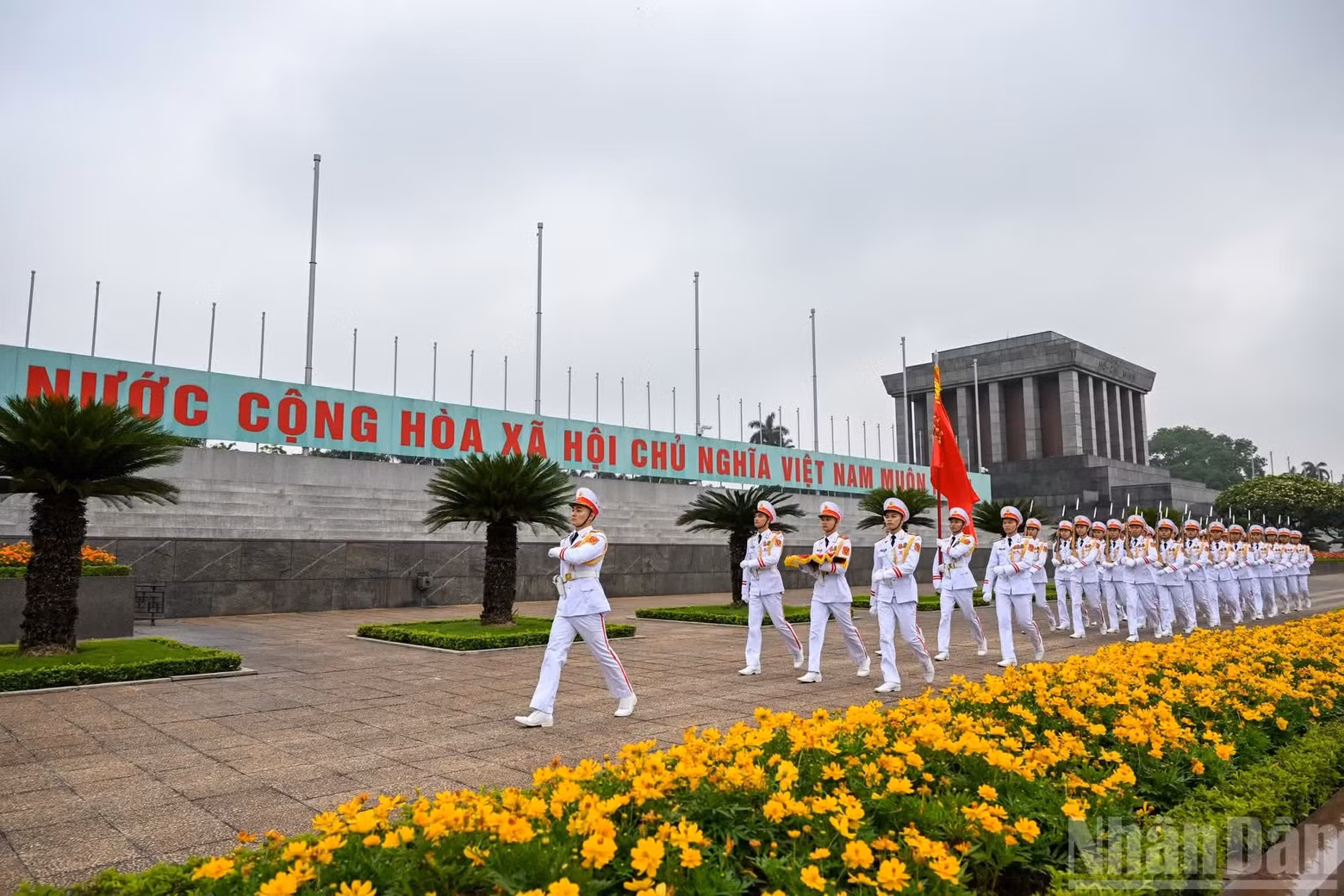 Throughout 25 years of conducting the flag-raising ceremony at Ba Dinh Square, regardless of circumstances or weather conditions, the officers and soldiers of Unit 275 have remained steadfast and resolute, performing every movement with precision and solemnity, demonstrating the spirit and strength of the Viet Nam People’s Army.