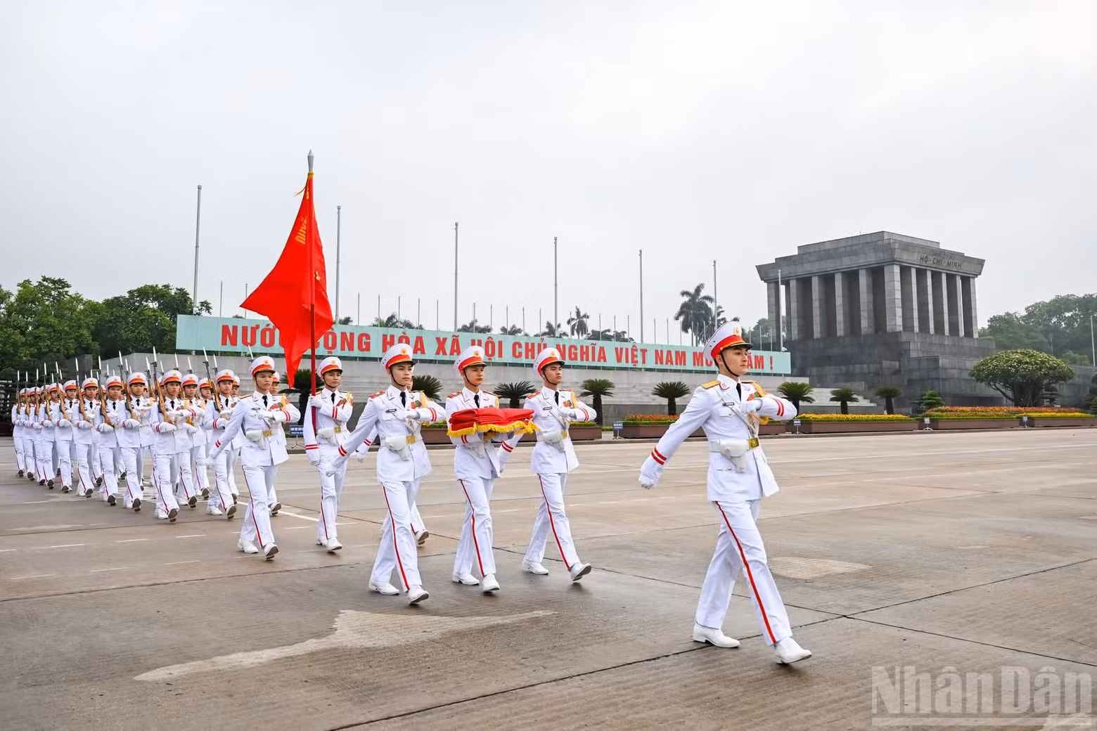 At 5:53 a.m., accompanied by the song “Advance Under the Military Flag” composed by Doan Nho, the honour guard of 34 officers and soldiers marches into the square. The 34 personnel symbolise the 34 members of the Viet Nam Propaganda Unit of Liberation Army, the forerunner of the Viet Nam People’s Army.