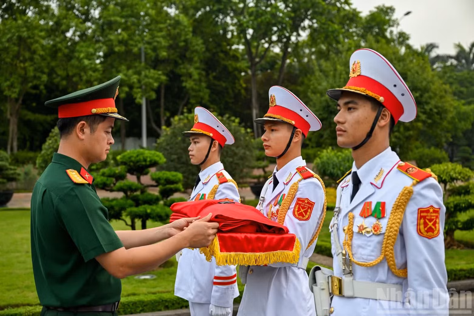 The honour guard assembles behind the Mausoleum to complete all preparations.