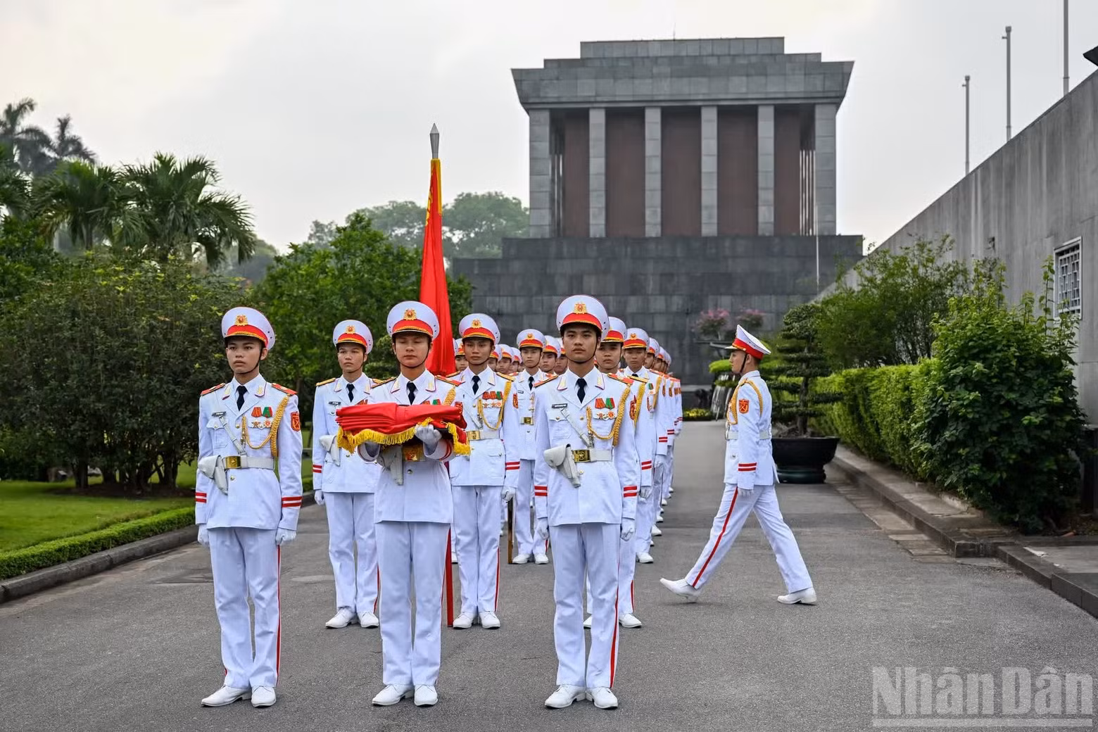 The honour guard assembles behind the Mausoleum to complete all preparations.