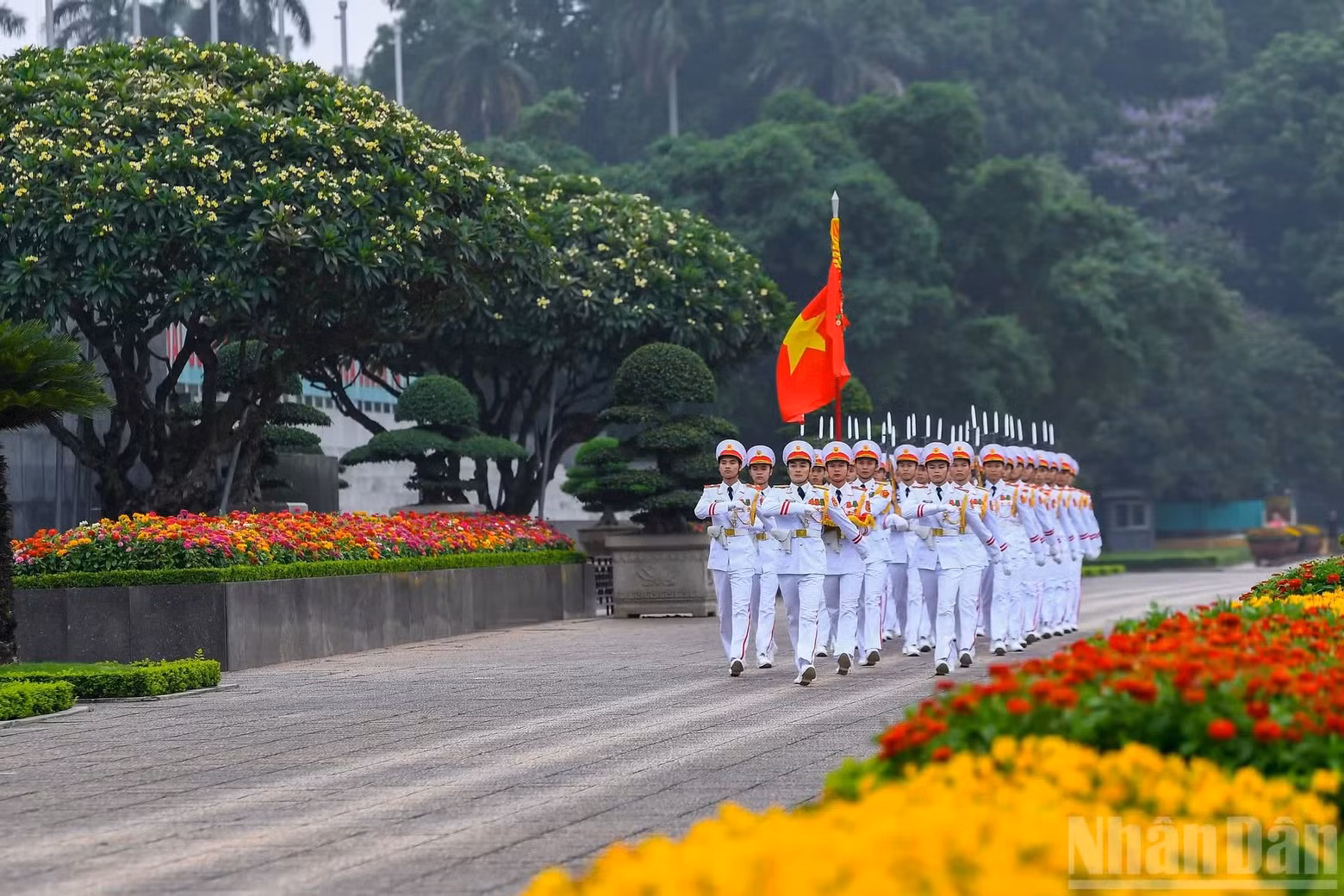 After the flag salute ceremony, the honour guard marches once around the front of the Mausoleum in review formation.