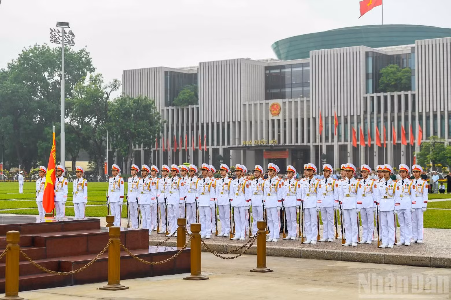 Over the past quarter-century, in all weather conditions, the disciplined footsteps, precise military movements, and solemn bearing of the officers and soldiers of Unit 275 have not only helped preserve the dignity of the nation’s political heart, but also nurtured patriotism, national pride, and citizens’ sense of responsibility toward the Fatherland.