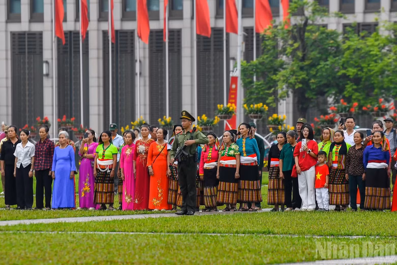 As the national flag is raised and the national anthem played, the soldiers stand at attention and salute, while residents and visitors pause their activities, watching the national flag slowly rise to the top of the pole and joining in singing the national anthem.