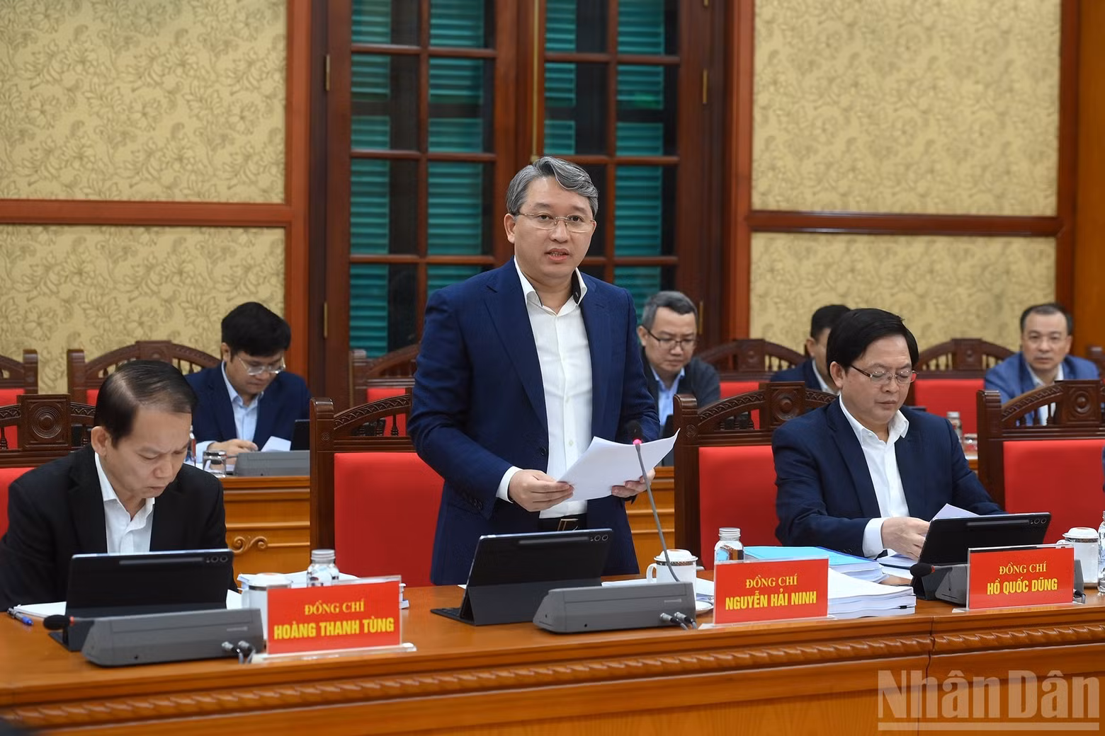 Minister of Justice Nguyen Hai Ninh presents a report at the meeting.
