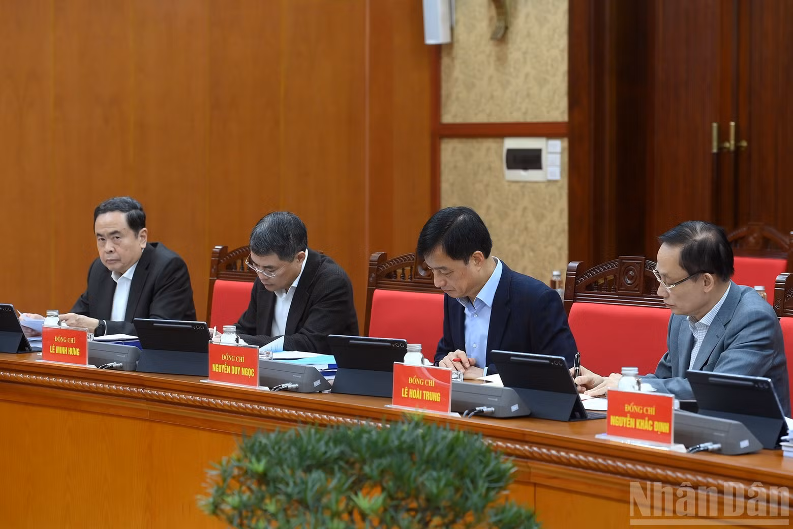 National Assembly Chairman Tran Thanh Manh and delegates attend the meeting.