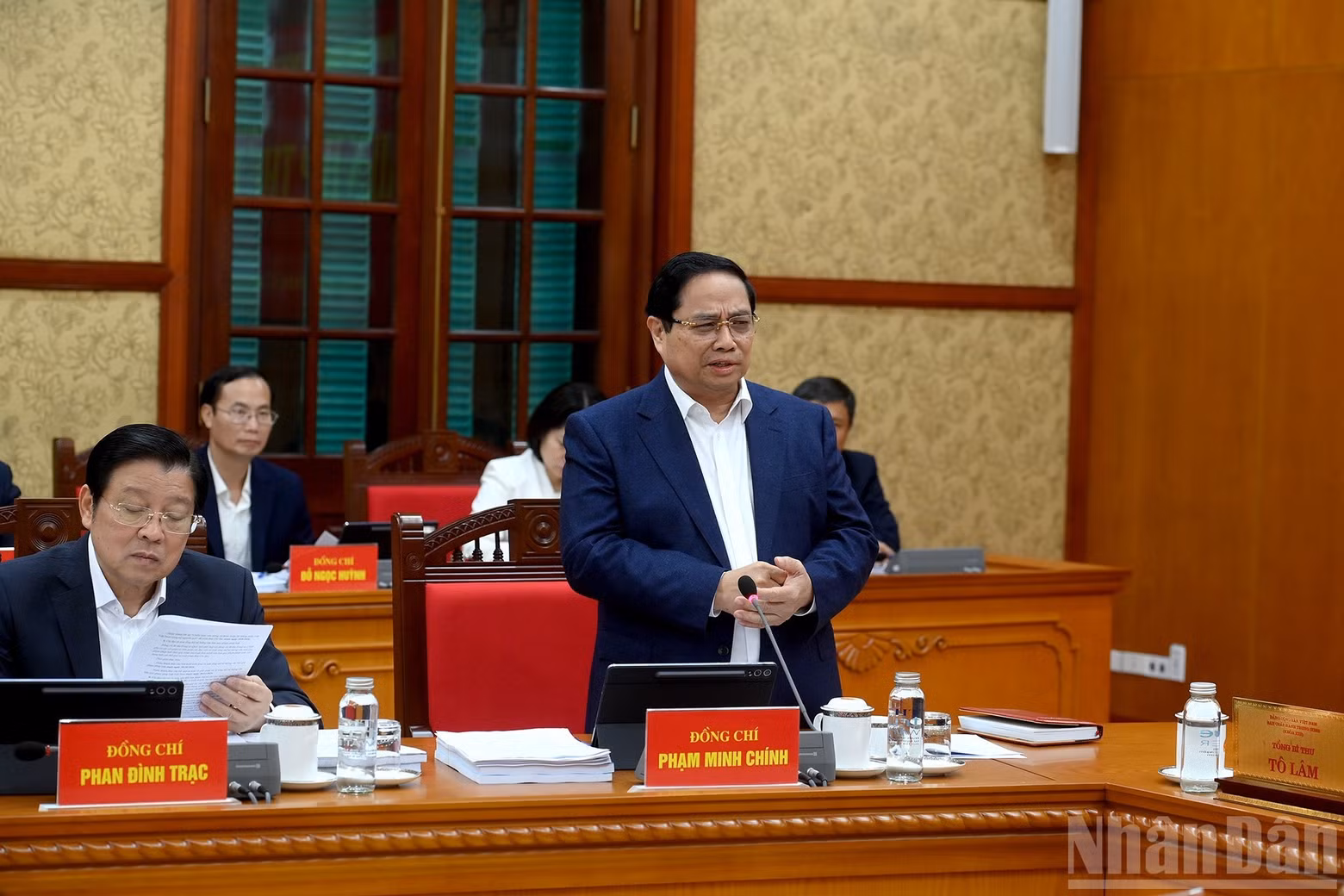Prime Minister Pham Minh Chinh speaks at the meeting.