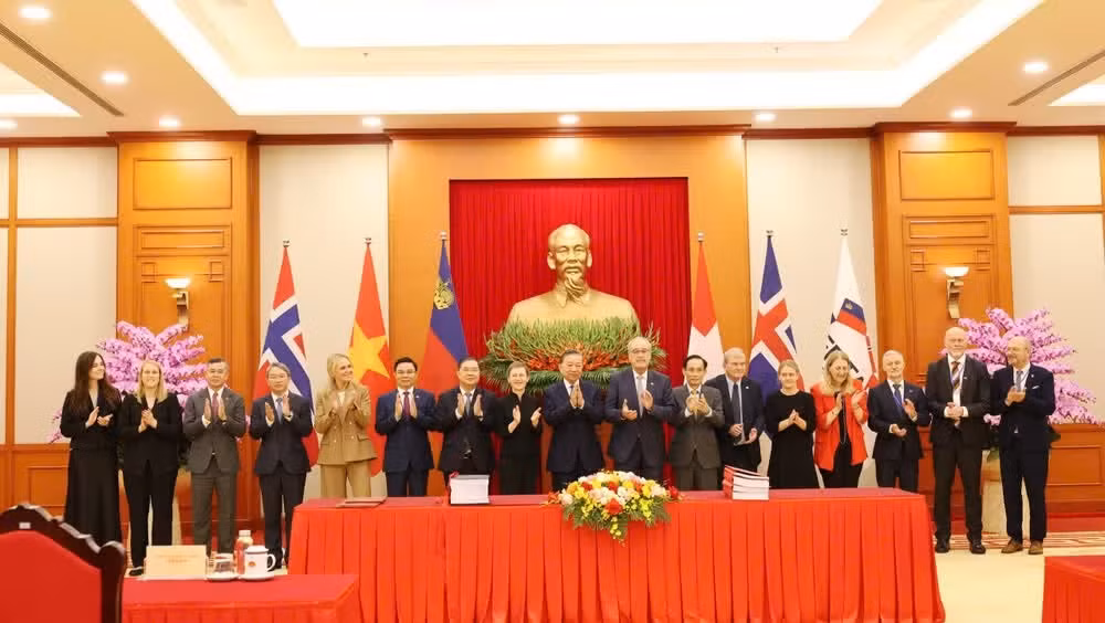General Secretary of the Communist Party of Viet Nam Central Committee and President To Lam (middle) and delegates at the signing ceremony (Photo: VNA) kyket3jpg.jpg