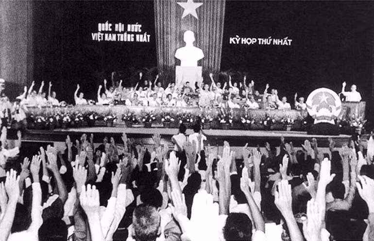 TERM VI (1976–1981) Election held on April 25, 1976. Total number of deputies elected: 492. In the photo: The National Assembly votes to adopt the National Flag, National Emblem and National Anthem at the first session of the reunified National Assembly, June 2, 1976.