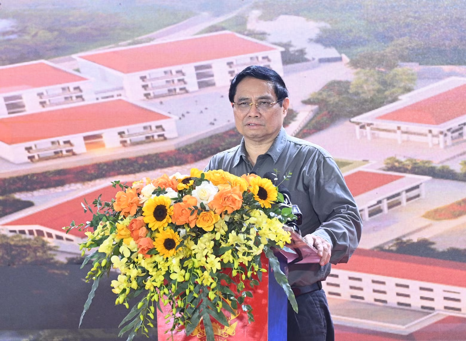 Prime Minister Pham Minh Chinh delivers remarks at the groundbreaking ceremony for the construction of inter-level primary and junior secondary boarding schools in land border communes.