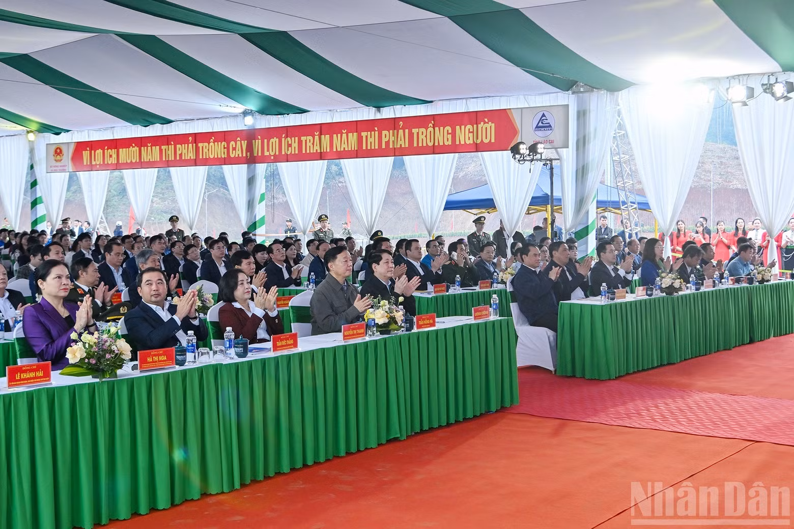 State President Luong Cuong together with Party and State leaders and delegates at the ceremony.